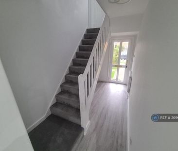 3 bedroom semi-detached house to rent - Photo 5