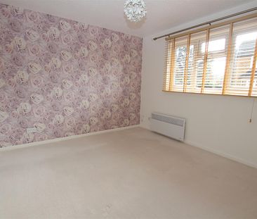 1 bedroom Semi-Detached House to let - Photo 5