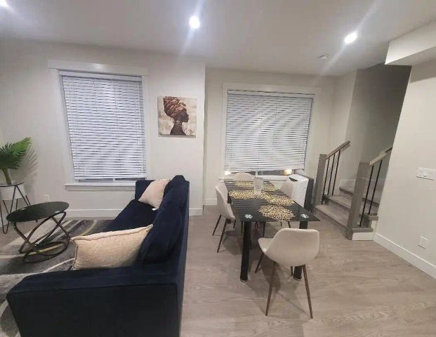 Fully furnished 3bed + Den and 2.5 bath townhouse — 3 Bedrooms+ Den Townhouse - Photo 1