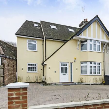 5 Bed Semi-Detached House, The Vale, NW11 - Photo 4