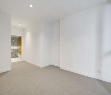 Luxury Living in West Side Place – 509/648 Lonsdale Street - Photo 1