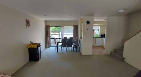 Spacious Family Home in New Lynn - Photo 2