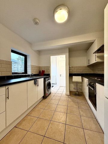 2 Bed Terraced House, Bath Road, E7 - Photo 3