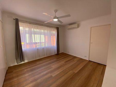 2-bedroom unit in great location - short-term lease available - Photo 2