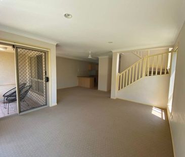 Charming Townhouse in Secure Complex! - Photo 1