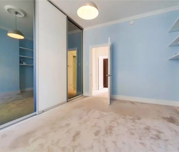 3 bedroom flat in London - Photo 1