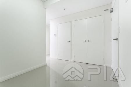 Spacious 2 Bedroom Apartment with Study & 2 Car Spaces! - Photo 4