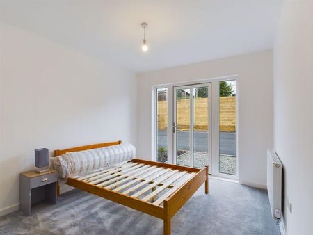 1 bedroom in a flat share to rent - Photo 3