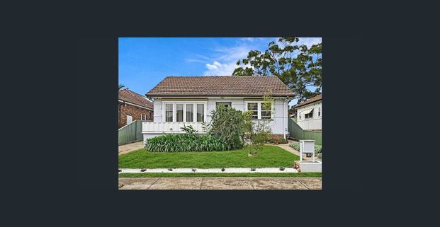 This charming property offers 3 generous bedrooms plus a versatile fourth room ideal for a study, home office plus much more! - Photo 1