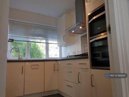 3 bedroom flat to rent - Photo 5