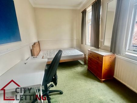 5 Bedroom Semi-Detached House - Photo 2