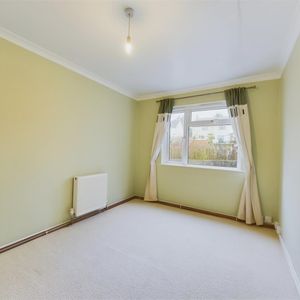 Two bed flat to rent in Trecarrell Close, Launceston, PL15 - Photo 2