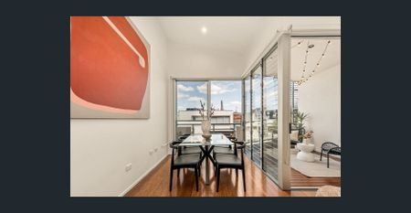 Stylish Split-Level Apartment with Panoramic City Views - Photo 5