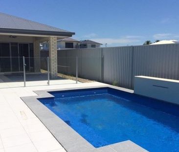 Beautiful Family Home In Hope Island - Photo 4