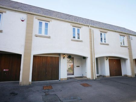 2 bedroom coach house to rent - Photo 2