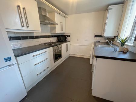 3 bedroom terraced house to rent - Photo 5