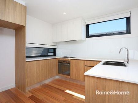 THREE BEDROOM TOWN HOUSE - Photo 5
