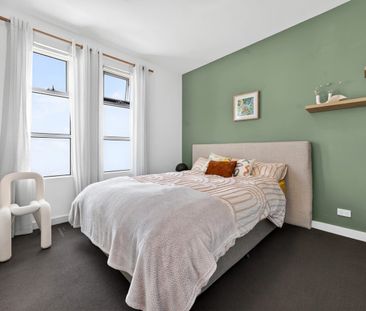 Top Floor Penthouse Apartment with Expansive Balcony - Photo 4