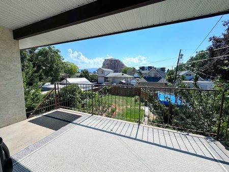 Dec.1st: Central – 3 bed, 2 bath main top floor suite - Photo 4