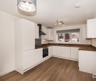 4 bed House - Semi-Detached To Let - Photo 4