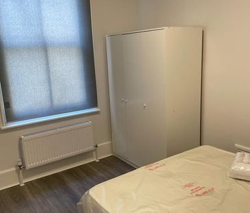 Studio Flat, Robertson Street, SW8 - Photo 3