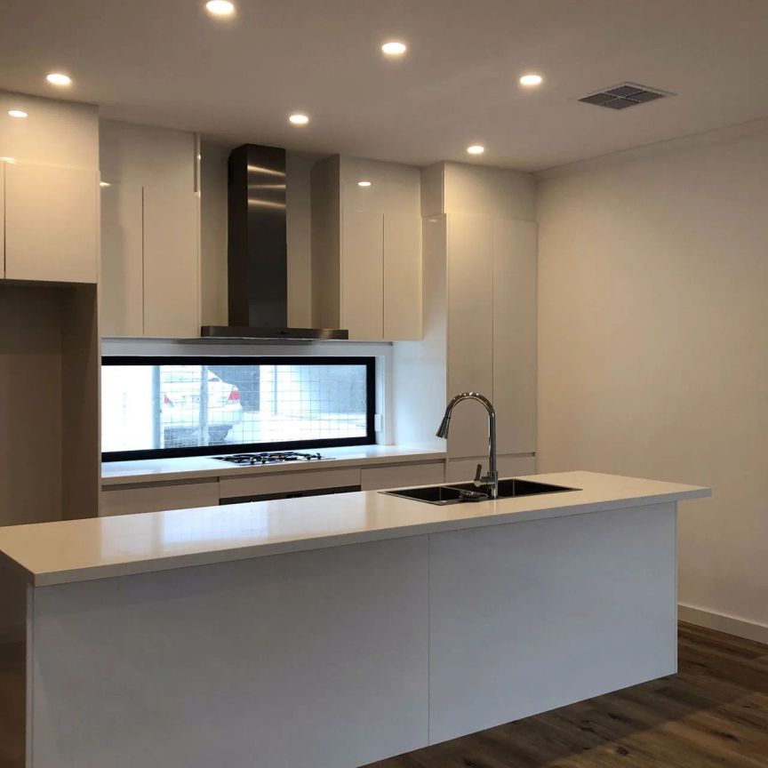 Modern 3 bedroom townhouse perfect summer location! - Photo 1