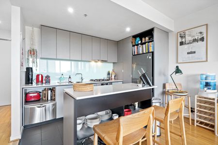 Bright and Spacious Elsternwick Apartment with Solar Power & Battery System - Photo 5
