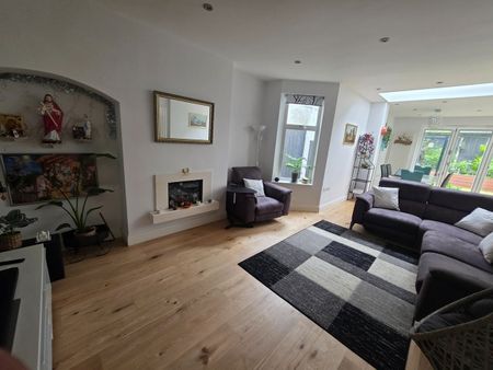 5 Bed Semi-Detached House, Clifton Gardens, NW11 - Photo 3