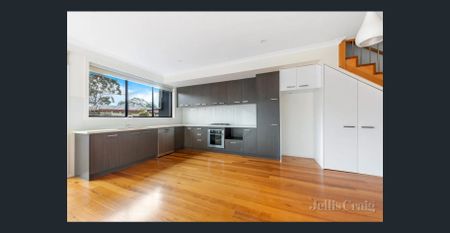 Superb 4 bedroom town home living in Heidelberg! - Photo 5