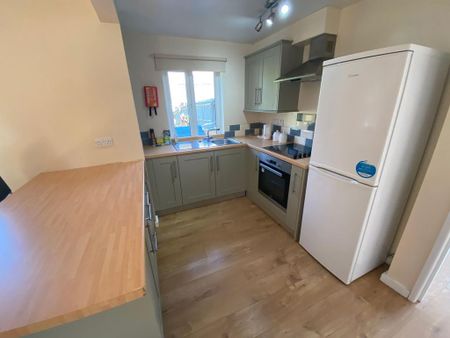 5 bedroom semi-detached house to rent - Photo 2