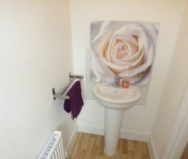 Terraced House to rent on - Photo 6