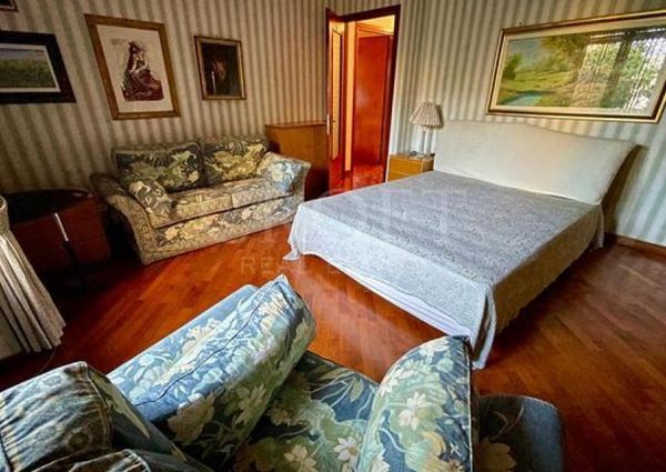 Monteverde Vecchio-Terrace: Furnished 2 Bedroom, 2 Bath, spacious kitchen, living, large private terrace and garden. Bright, silent, near shops, services and transport, located on a quite street in a well kept building. Possible parking. Ref 2375