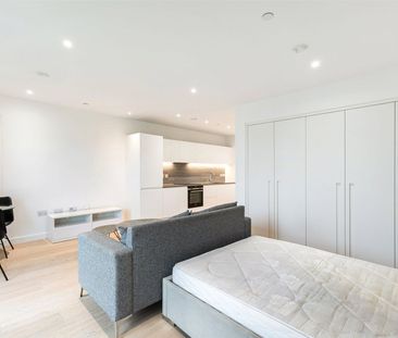 Royal Crest Avenue, London, E16 flat to rent - Photo 4