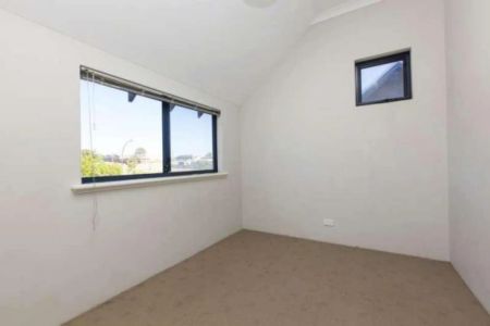 Spacious & Modern Townhouse! - Photo 2