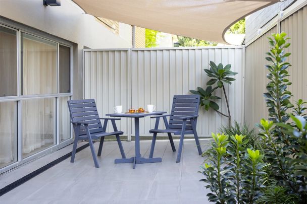 Spacious studio with parking and courtyard. - Photo 1