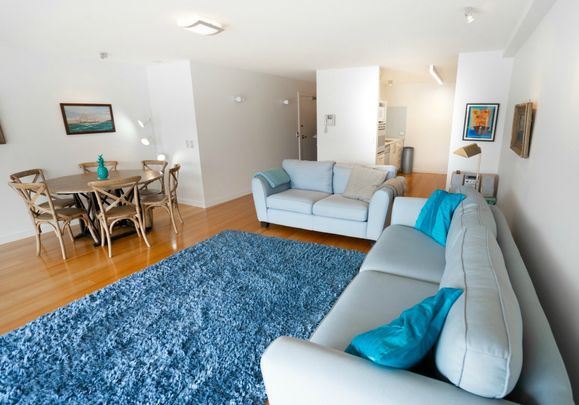 Spacious 2 bedroom apartment with views over Wellington's Waitangi Park and Oriental Parade - Photo 1