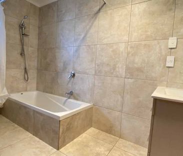 HOKOWHITU - 3 BEDROOM - Photo 2