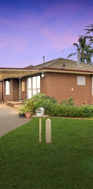 Spacious & Comfortable Family Living in Werribee - Photo 1