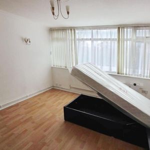 1 bedroom Flat To Let - Photo 2