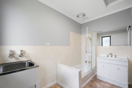 3/2 Coorie Ave, Bayswater VIC 3153 - House For Rent | Domain - Photo 4