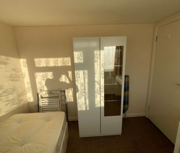 Light-Filled Double Room for Rent – Great Transport Links – Warren ... - Photo 4