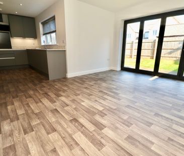 3 bedroom Semi-Detached House to let - Photo 3