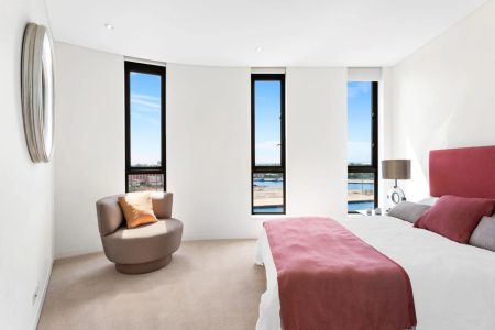 SPECTACULAR HARBOURSIDE APARTMENT WITH ICONIC VIEWS - Photo 2