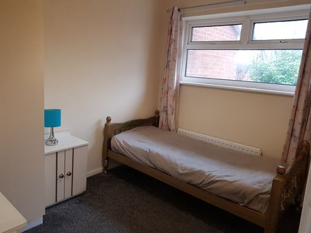 2 Bed Semi-Detached House, Gardner St, M12 - Photo 2