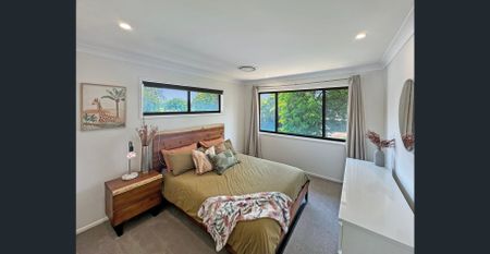 Large, two-storey home with ducted ac and solar! - Photo 4