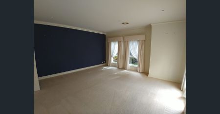 EXECUTIVE LIVING CLOSE TO SCHOOLS, SHOPPING AND TRANSPORT - Photo 5