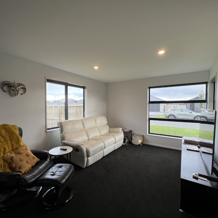 66 Oaks Drive, Lincoln - Photo 1