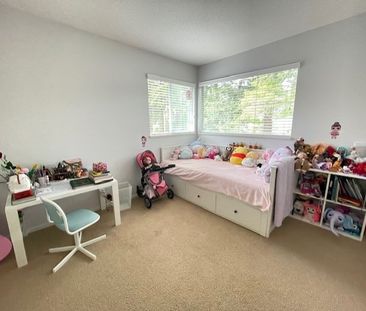 Bright, Spacious 4 Bedrooms/3 Bathrooms Home in White Rock - Photo 5