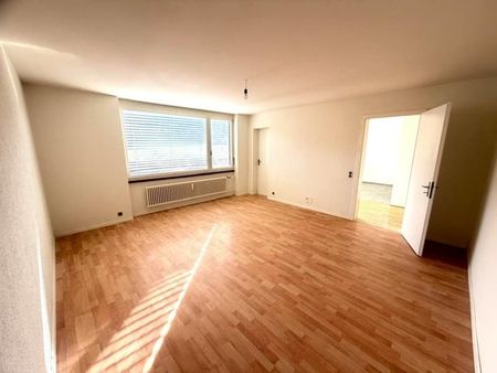 "Rénové, Beau, grand appartement avec balcon!" - Photo 3