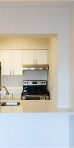 Bay St/Wellesley LARGE 1 bed 1 bath ALL UTILITIES included - Photo 4